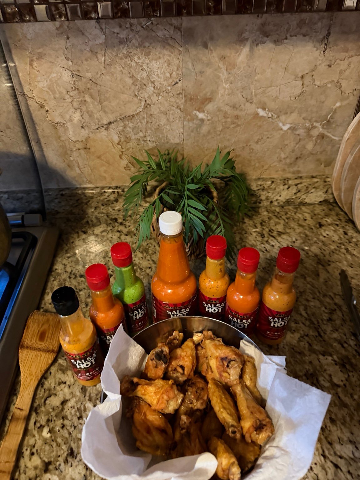 Alitas acompañadas de botellas SalsaHot